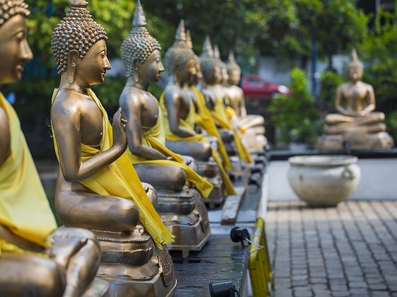Sri Lanka - Rangée de statues de bouddha au temple Seema Malaka, Colombo