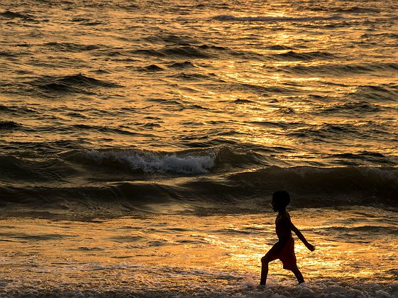 Enfant sur une plage de Colombo - Sri Lanka