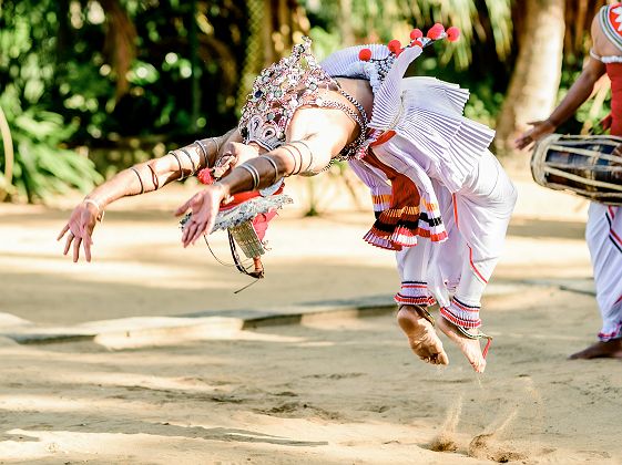 Danseur en tenue traditionnelle au Sri Lanka 