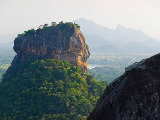 Sri Lanka - Vue sur le rocher Lion près des jardins antiques de Sigiriya