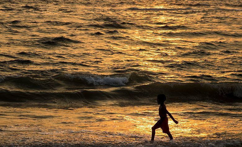 Enfant sur une plage de Colombo - Sri Lanka