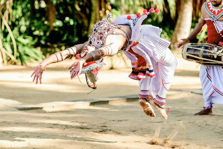 Danseur en tenue traditionnelle au Sri Lanka 