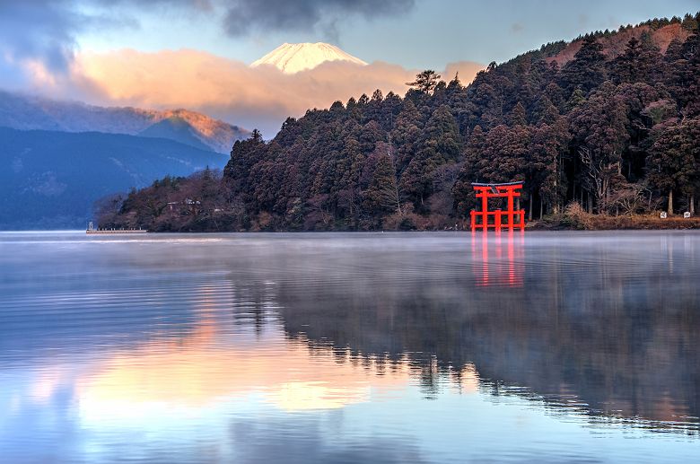Japon - Lac d'Ashi avec portail torii en arrière-plan au parc national de Fuji-Hakone-Izu