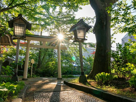 Sanctuaire shintō niché dans la verdure urbaine à Aomori - Japon