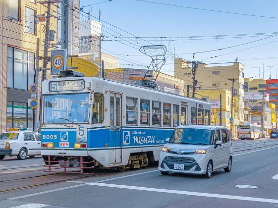 Tramway et voiture à Hakodate - Japon