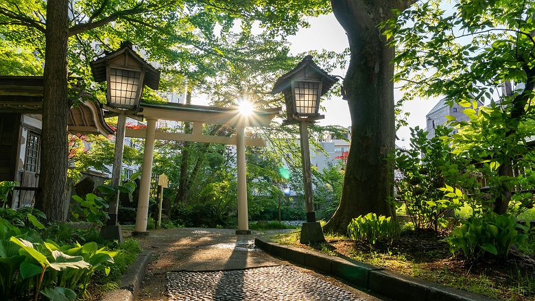 Sanctuaire shintō niché dans la verdure urbaine à Aomori - Japon