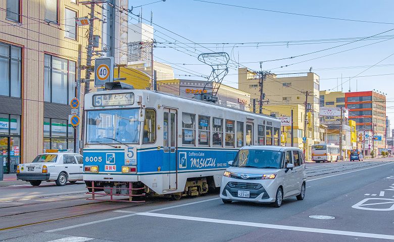 Tramway et voiture à Hakodate - Japon