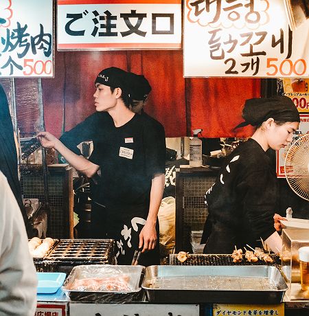 Stand de street food dans le centre d'Osaka