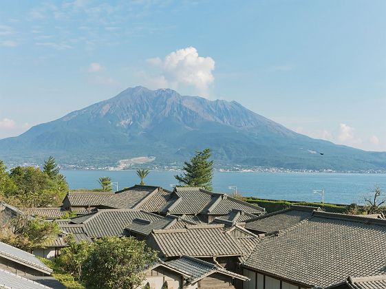 Vue sur le Sakurajima depuis le jardin Sengan-en à Kagoshima | © JNTO