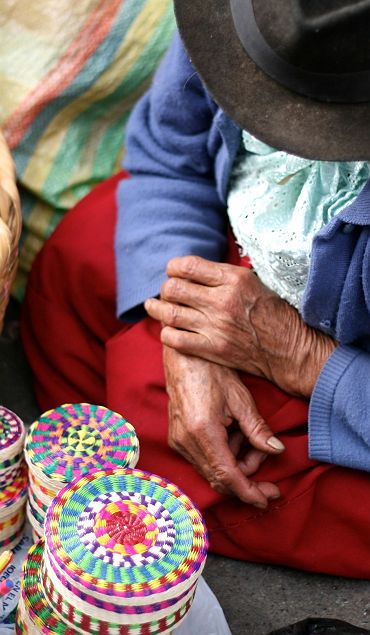 Equateur - Portrait d'une femme commerçant de paniers artisanaux à Cuenca