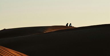 Couple dans le désert du Wahiba Sands