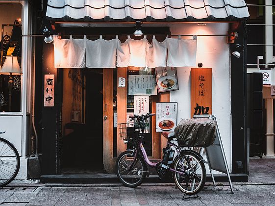 Façade de restaurant dans le quartier Yanaka à Tokyo