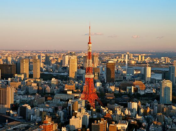 Vue aérienne sur la tour de Tokyo au coucher du soleil - Japon