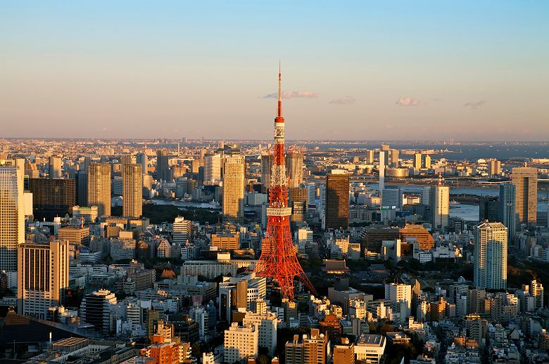 Vue aérienne sur la tour de Tokyo au coucher du soleil - Japon