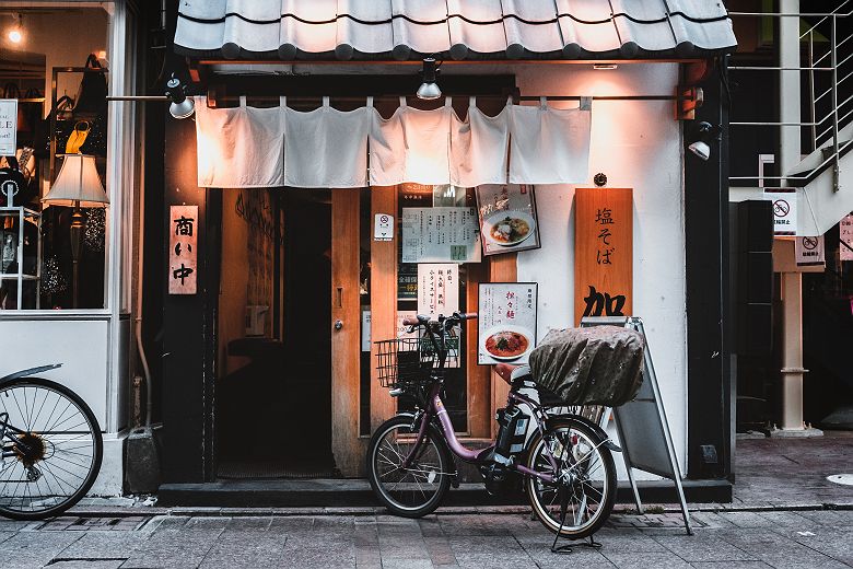 Façade de restaurant dans le quartier Yanaka à Tokyo