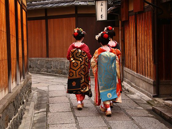 3 geishas qui marchent dans les rues de Gion à Kyoto - Japon