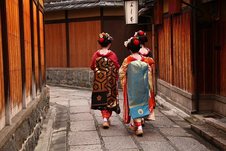 3 geishas qui marchent dans les rues de Gion à Kyoto - Japon