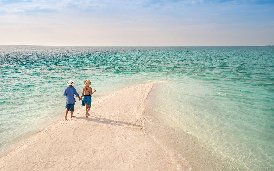 Couple qui se balade sur l'île de Benguerra