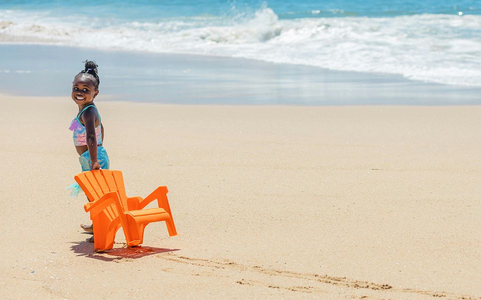 Petite fille sur la plage