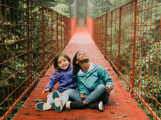 Enfants sur ponts suspendus