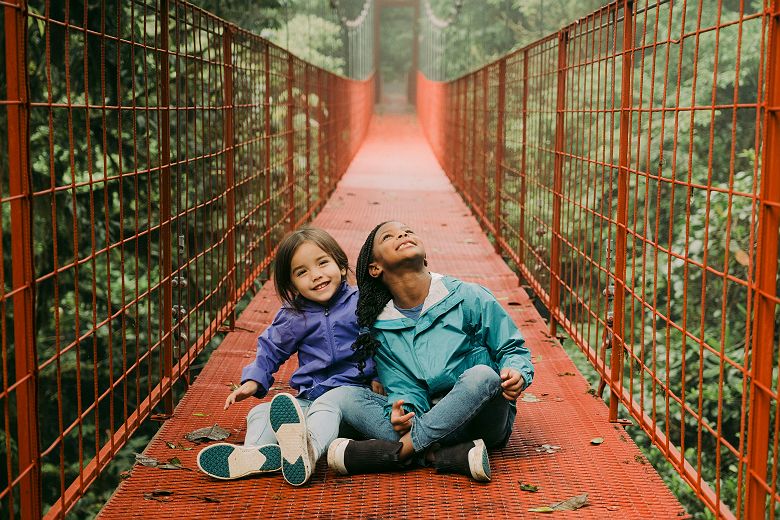 Enfants sur ponts suspendus