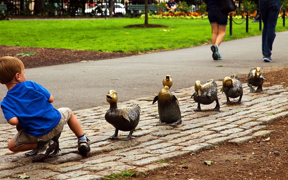 @Brand USA Canard et garçon dans le Commun Park