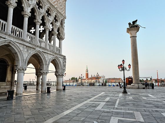 La Place Saint Marc et le Palais des Doges à Venise - Italie