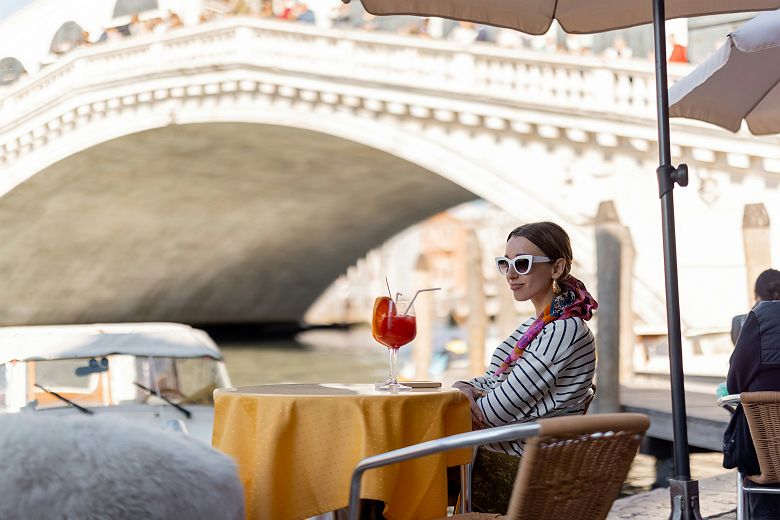 Femme buvant un cocktail devant le pont de Rialto