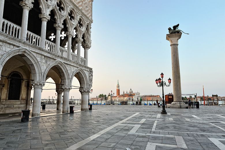 La Place Saint Marc et le Palais des Doges à Venise - Italie