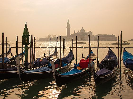 Gondoles devant le grand Canal - Italie
