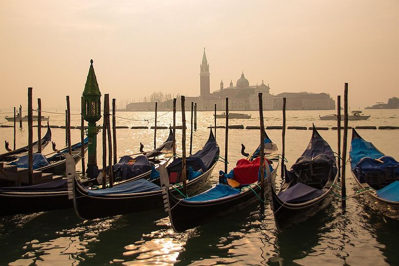 Gondoles devant le grand Canal - Italie