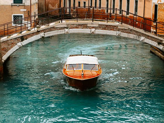 Bateau sur le canal à Venise