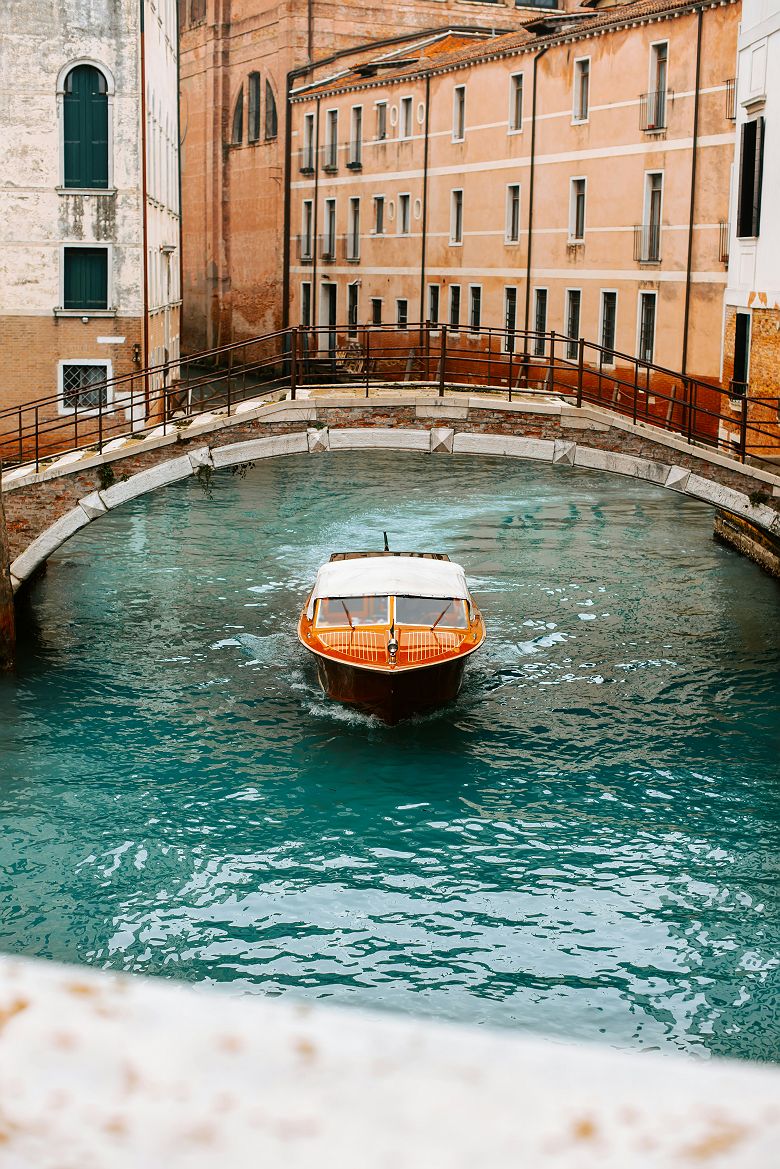 Bateau sur le canal à Venise