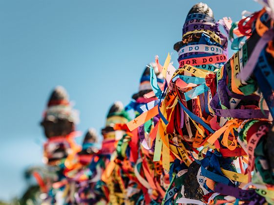 Brésil - Bracelets de pèlerin accrochés à la clôture de l'église Bomfim à Salvador da Bahia
