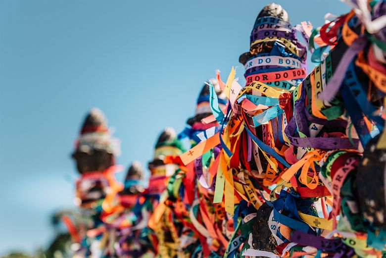Brésil - Bracelets de pèlerin accrochés à la clôture de l'église Bomfim à Salvador da Bahia