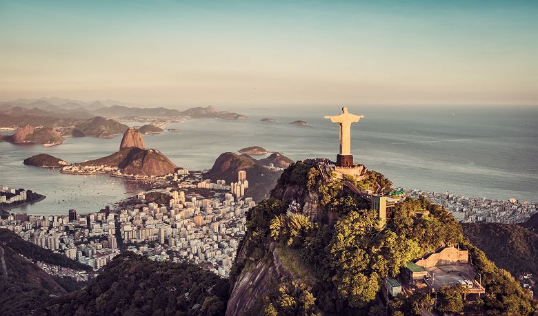 Brésil - Vue sur la ville de Rio de Janeiro et la statue du Christ Rédempteur