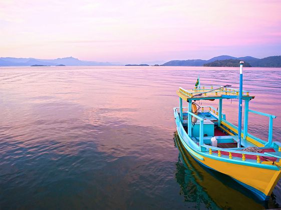 Bateau coloré à Parati au Brésil