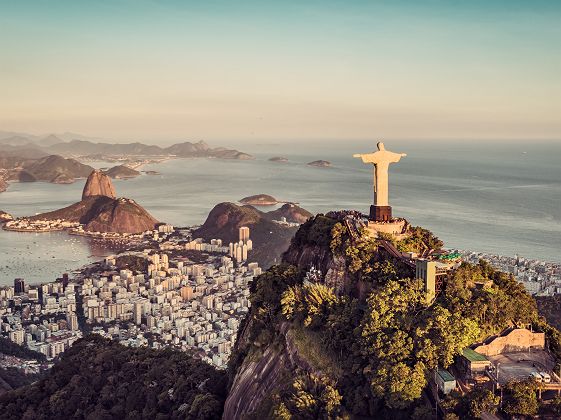 Brésil - Vue sur la ville de Rio de Janeiro et la statue du Christ Rédempteur