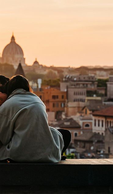 	
Couple admirant la vue à Rome