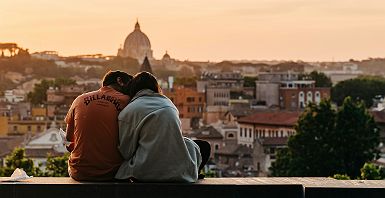 	
Couple admirant la vue à Rome