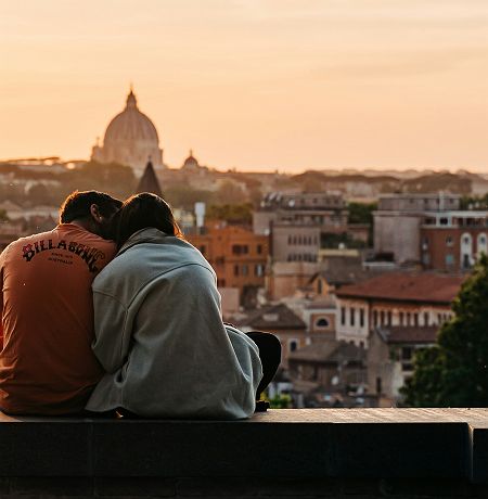 	
Couple admirant la vue à Rome