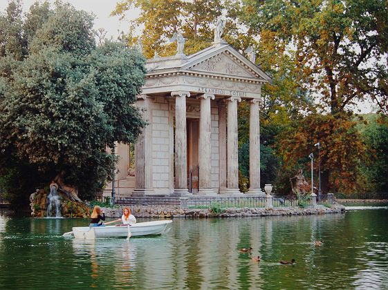 Temple d'Esculape et son lac dans les jardins de la Villa Borghese