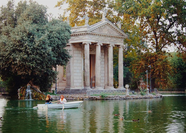 Temple d'Esculape et son lac dans les jardins de la Villa Borghese