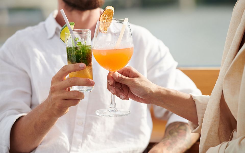 couple trinquant des cocktails
