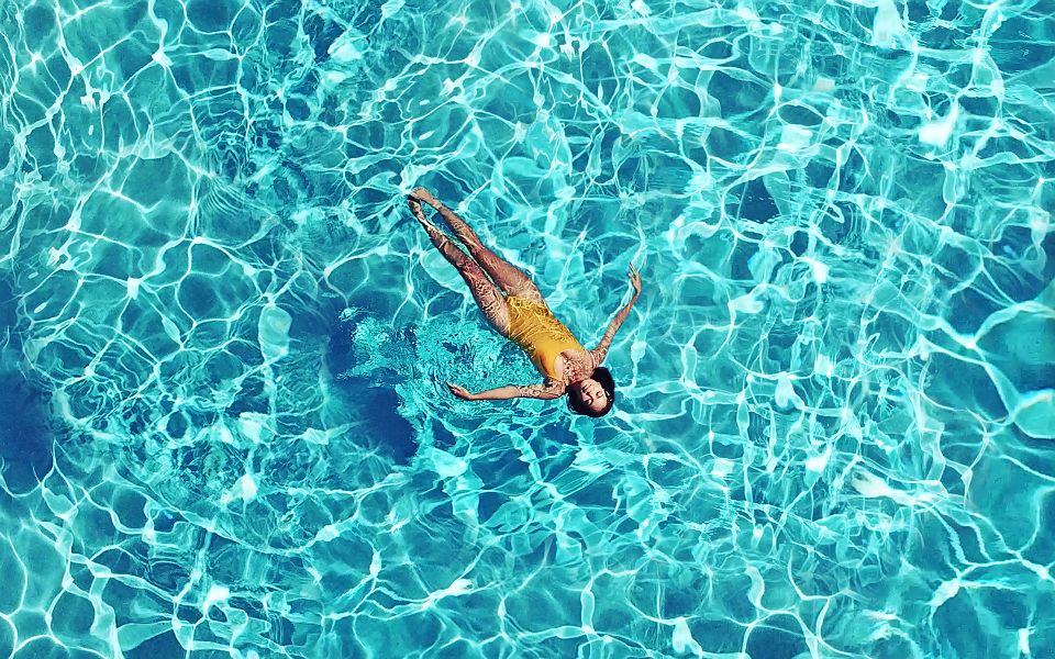 Femme qui flotte sur l'eau