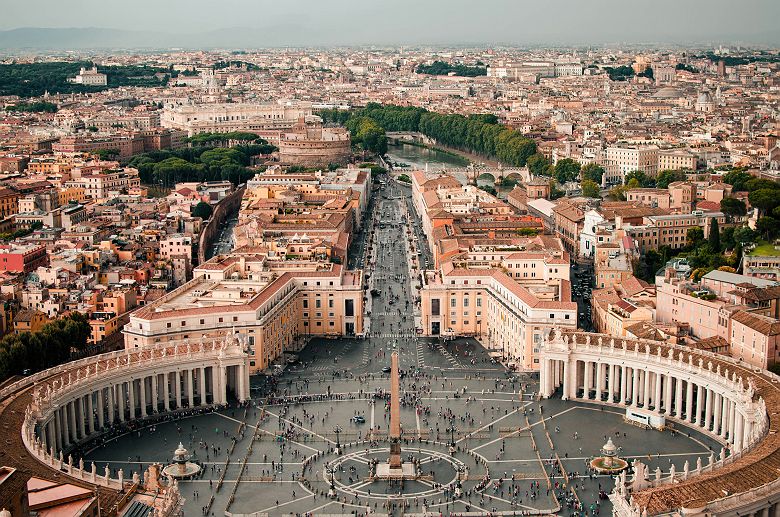 Vue aérienne de la place Saint-Pierre au Vatican 