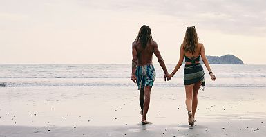 Couple marchant sur la plage du Costa Rica