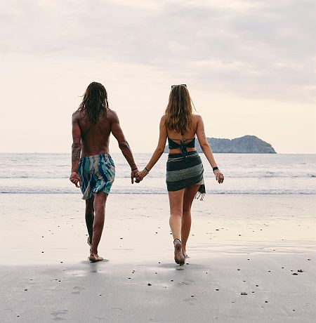 Couple marchant sur la plage du Costa Rica