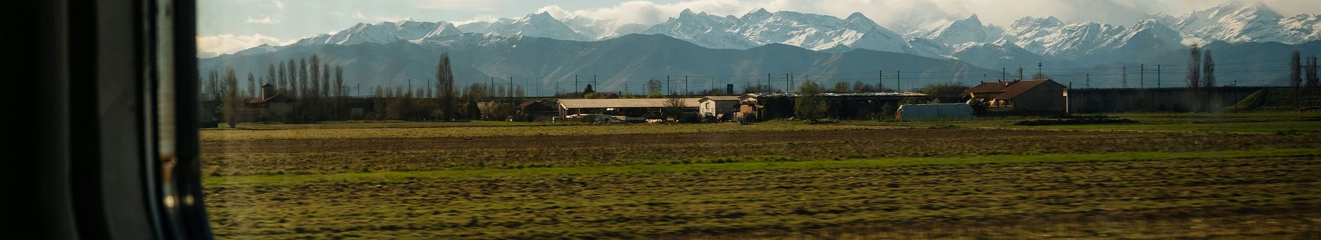 Vue depuis la fenêtre d'un train vers Turin 