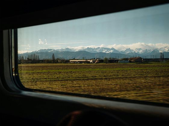 Vue depuis la fenêtre d'un train vers Turin 